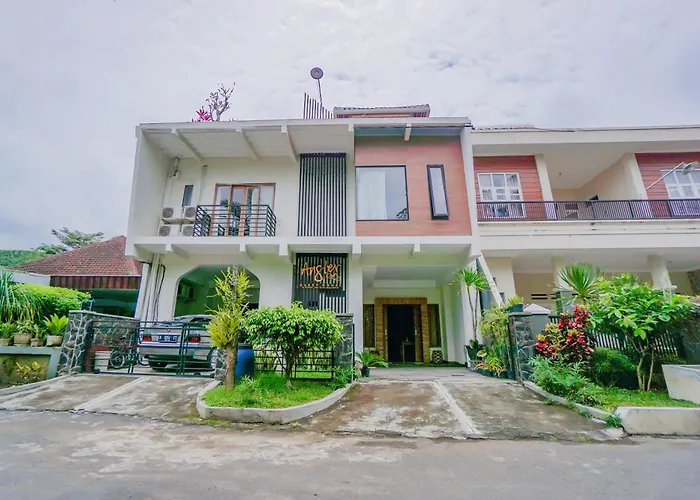 Oyo 90319 Angler Guest House Malang