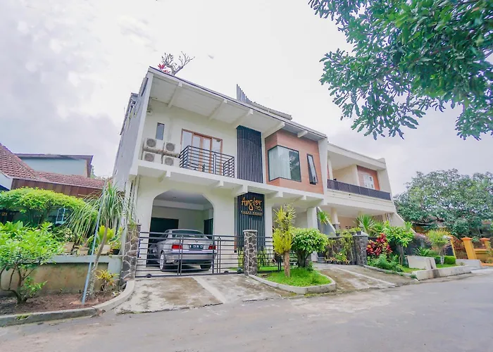 Oyo 90319 Angler Guest House Malang